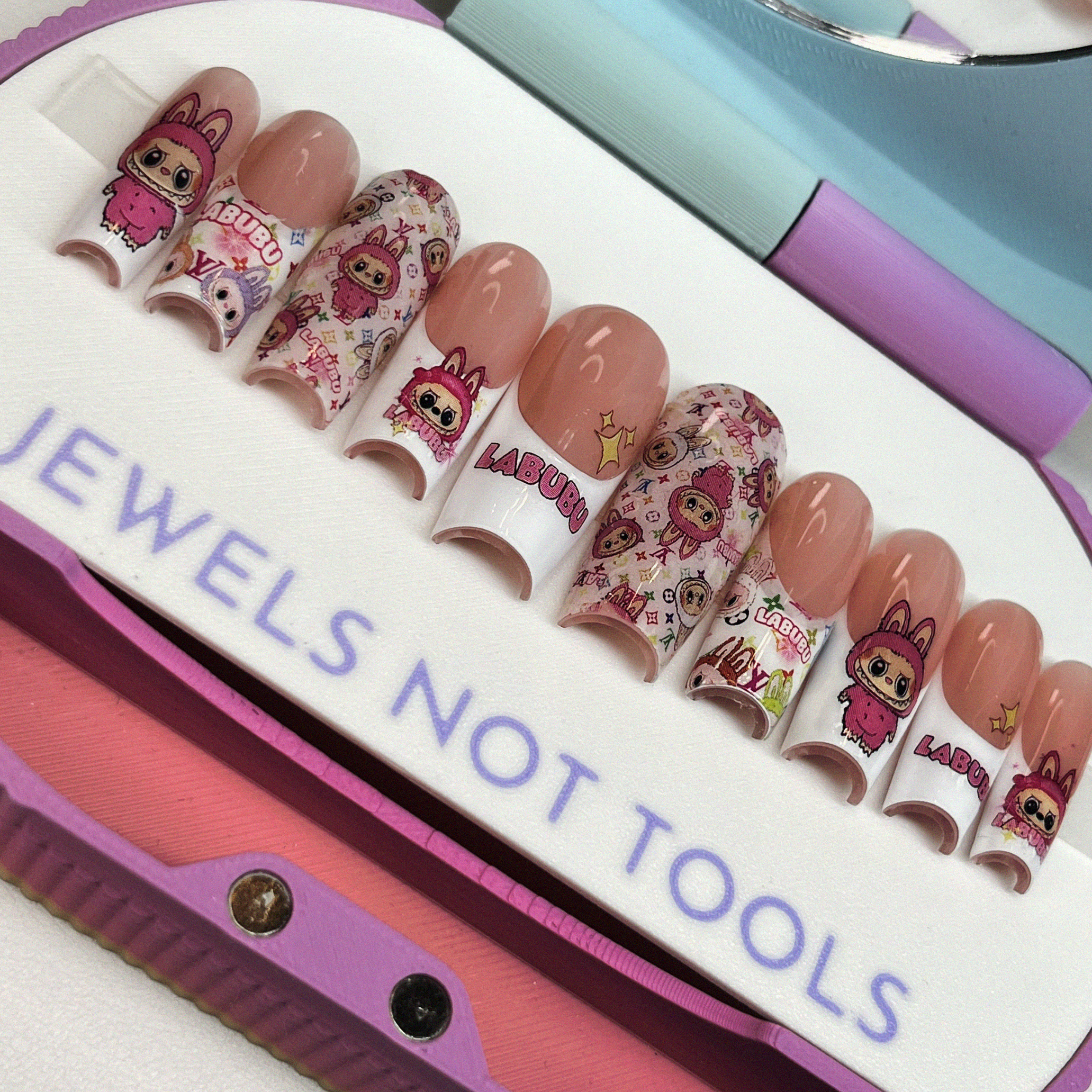 Labubu (Size Medium).