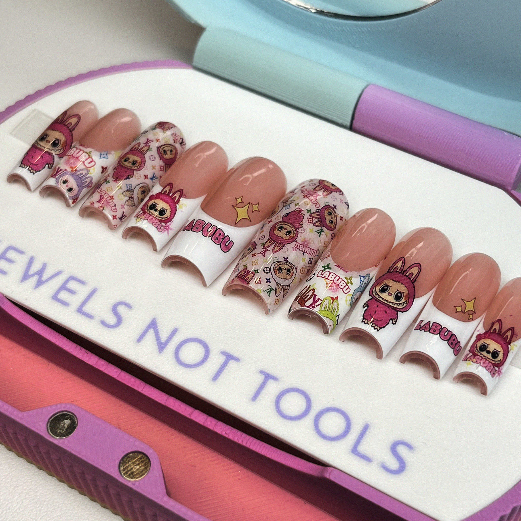 Labubu (Size Medium).